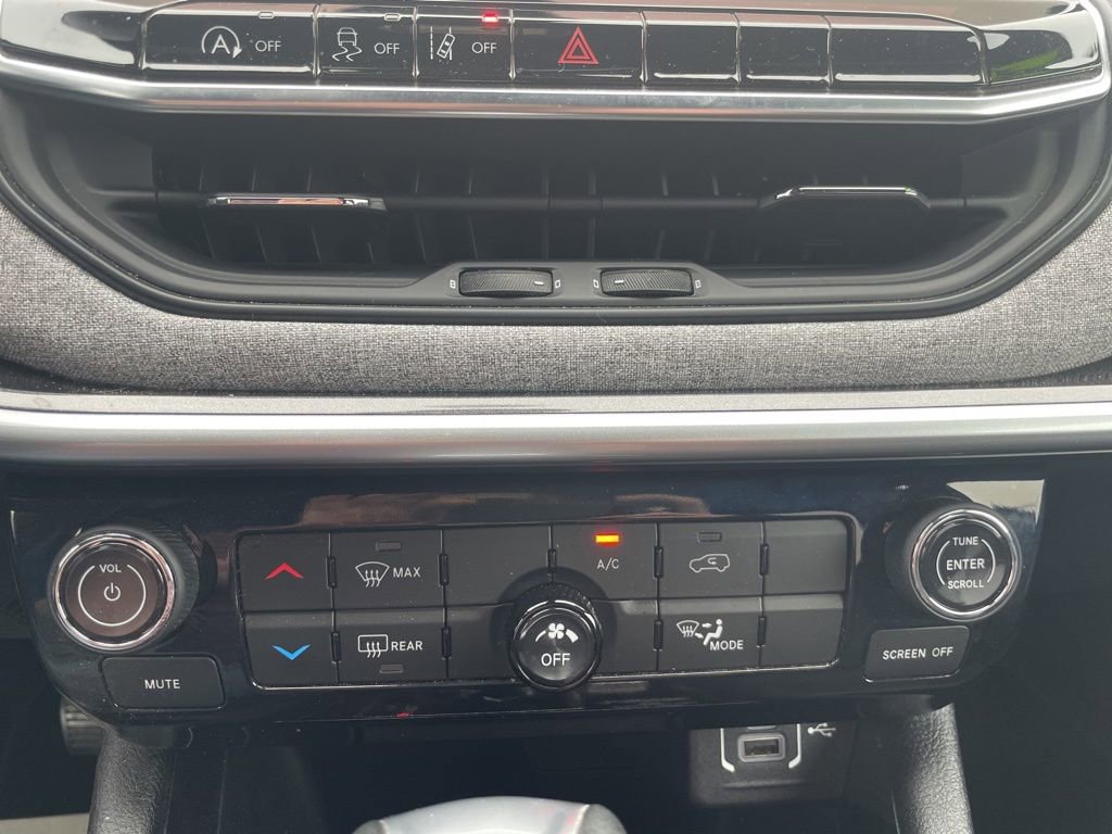 Used 2024 Jeep Compass Latitude image 22