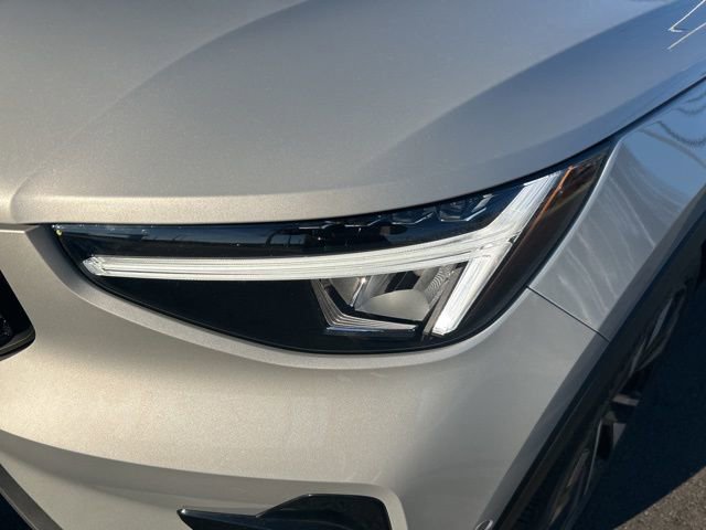 Certified 2025 Volvo XC40 B5 Plus image 8