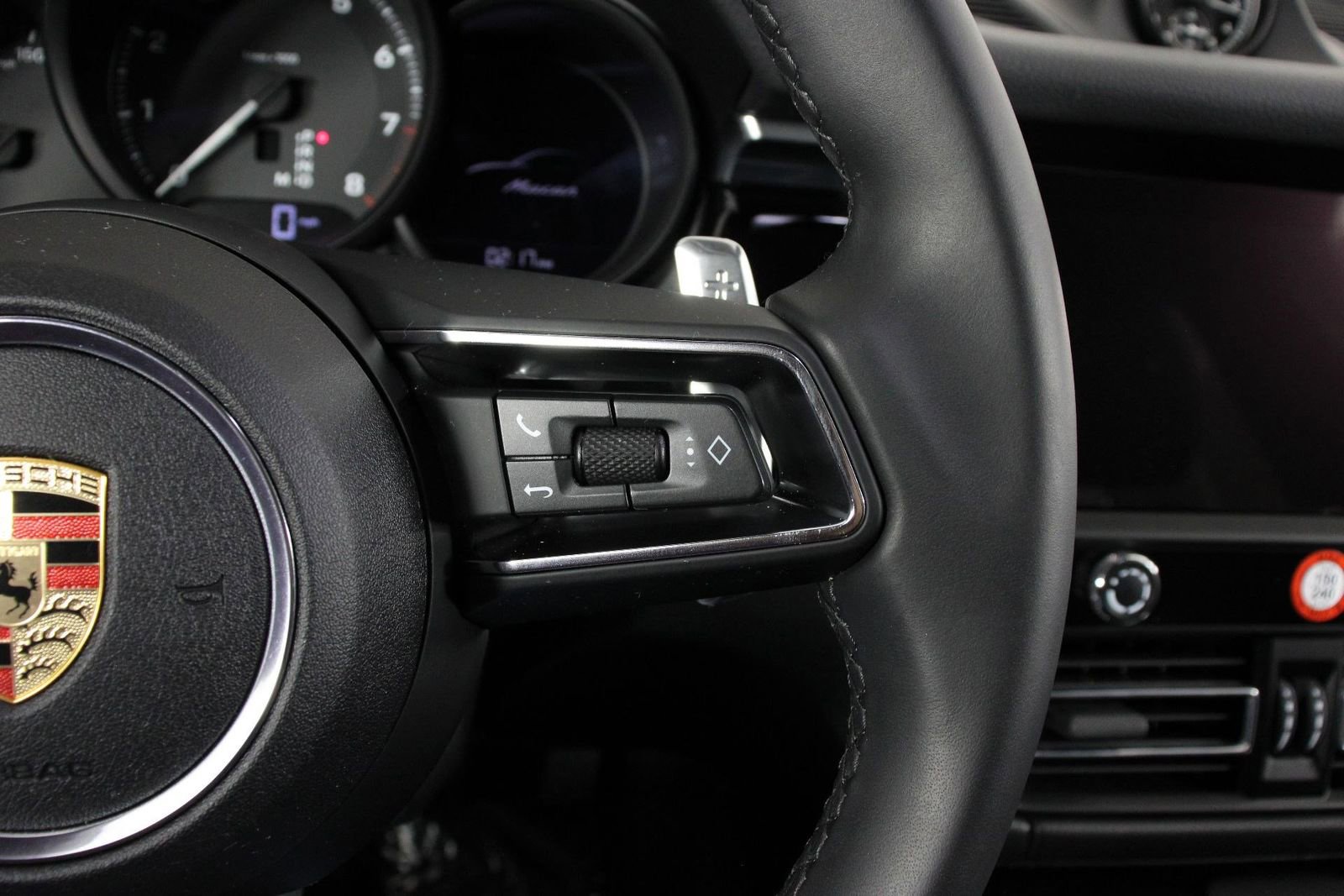 Certified 2025 Porsche Macan image 15