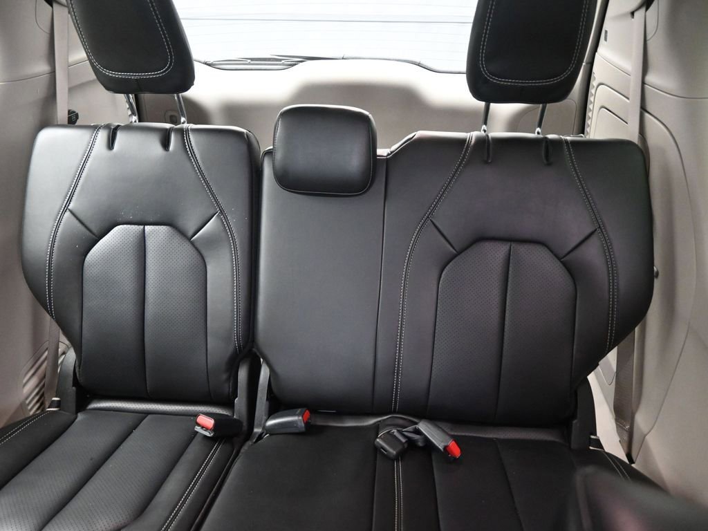 Used 2023 Chrysler Pacifica Touring-L FWD image 16