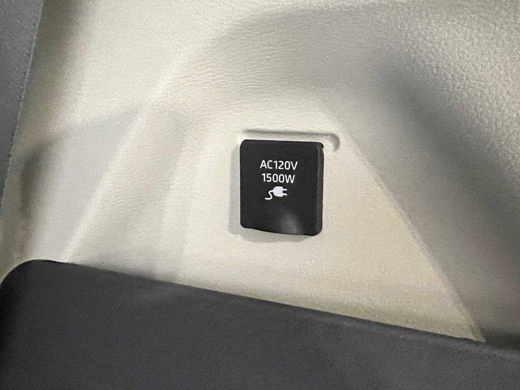 Used 2023 Toyota Sienna Limited image 13