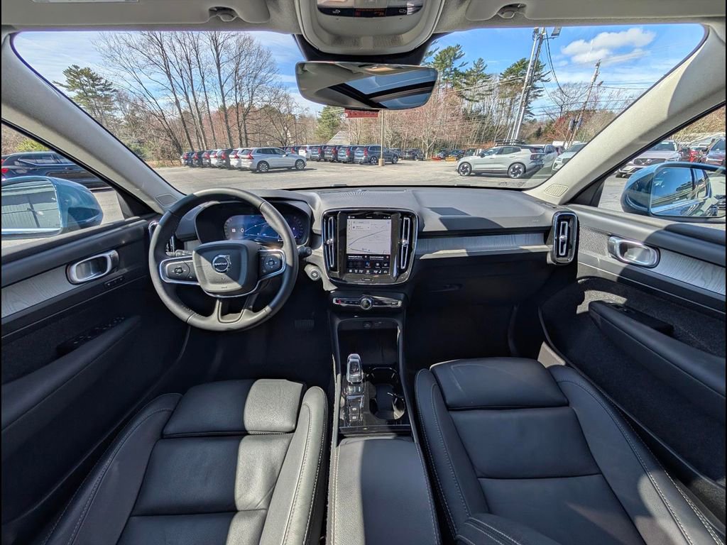 Certified 2025 Volvo XC40 B5 Plus AWD/4WD image 13
