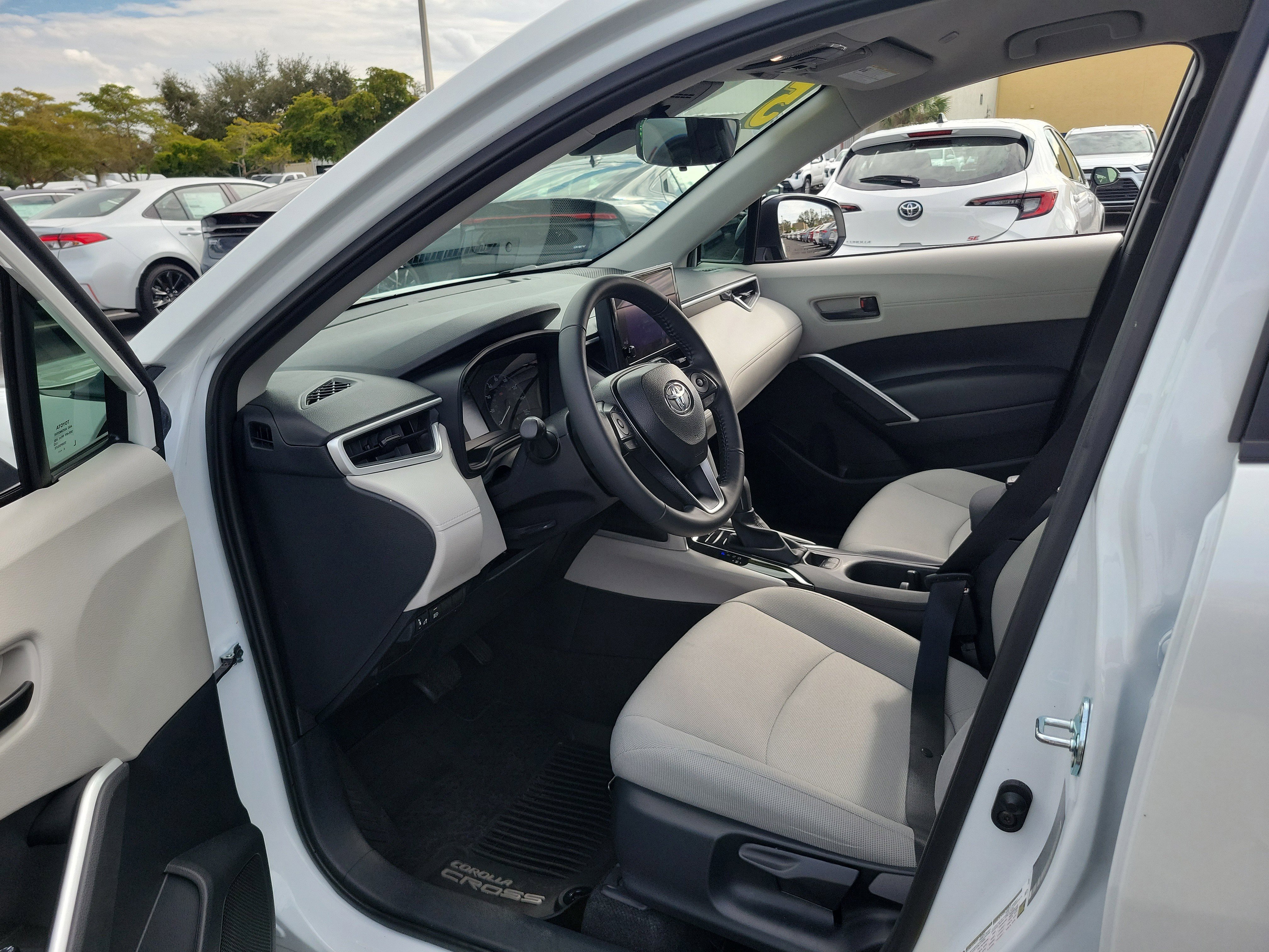 Used 2025 Toyota Corolla Cross LE image 21