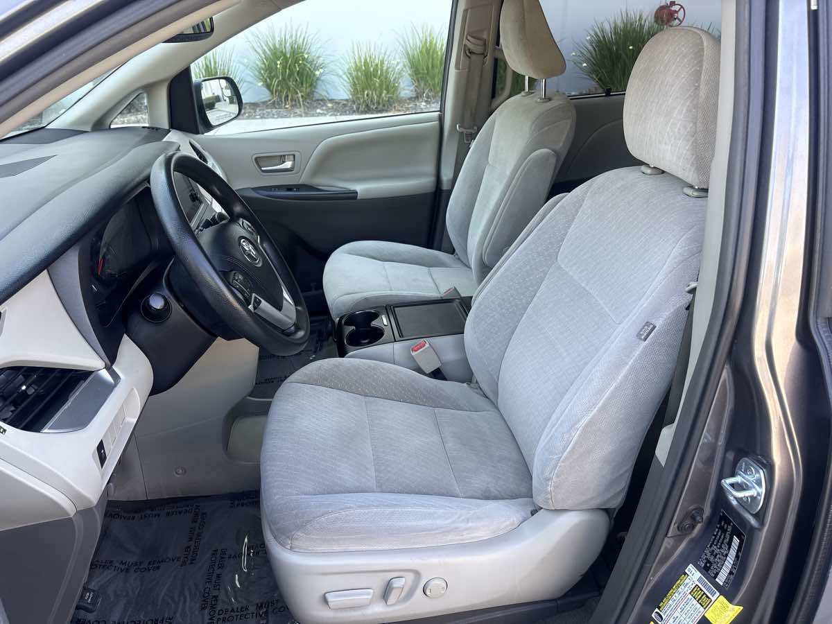 Used 2017 Toyota Sienna LE FWD image 18