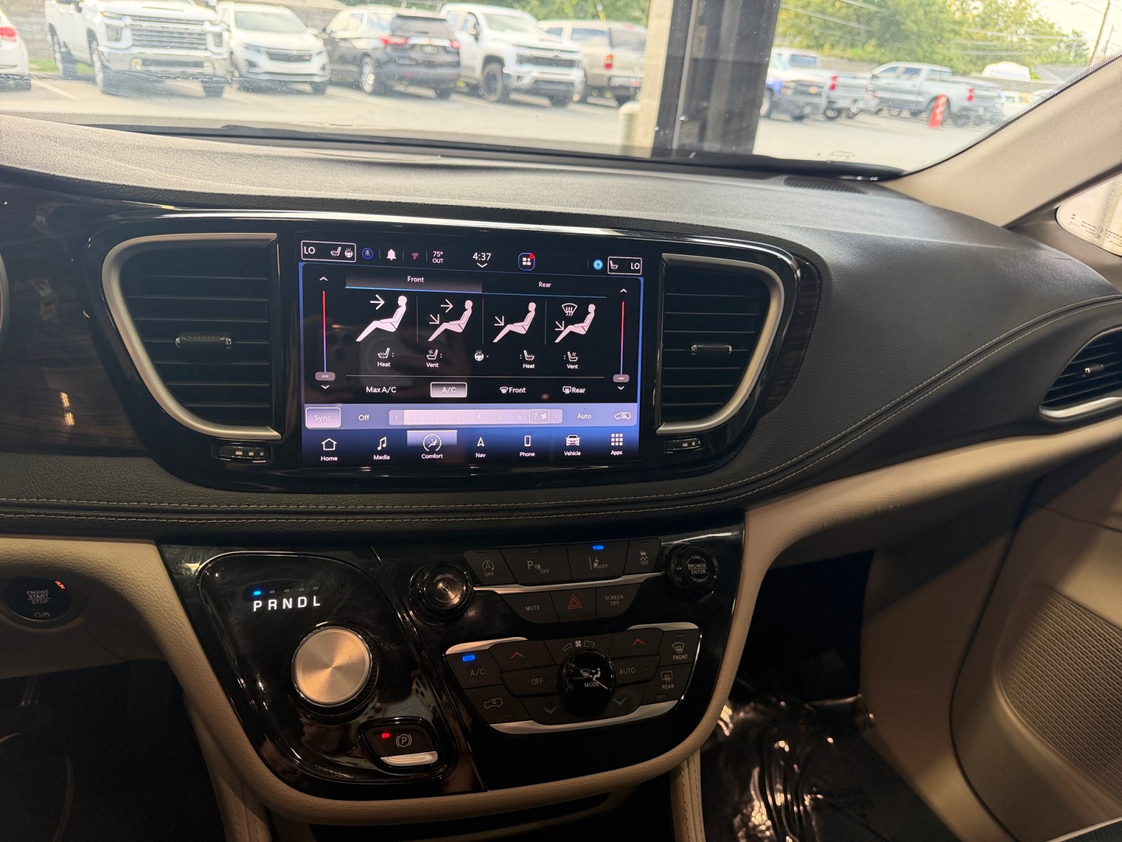 Used 2023 Chrysler Pacifica Limited FWD image 12