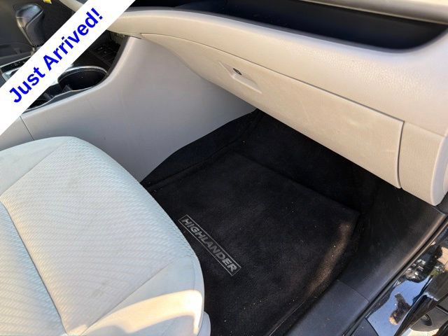 Used 2018 Toyota Highlander LE FWD image 17