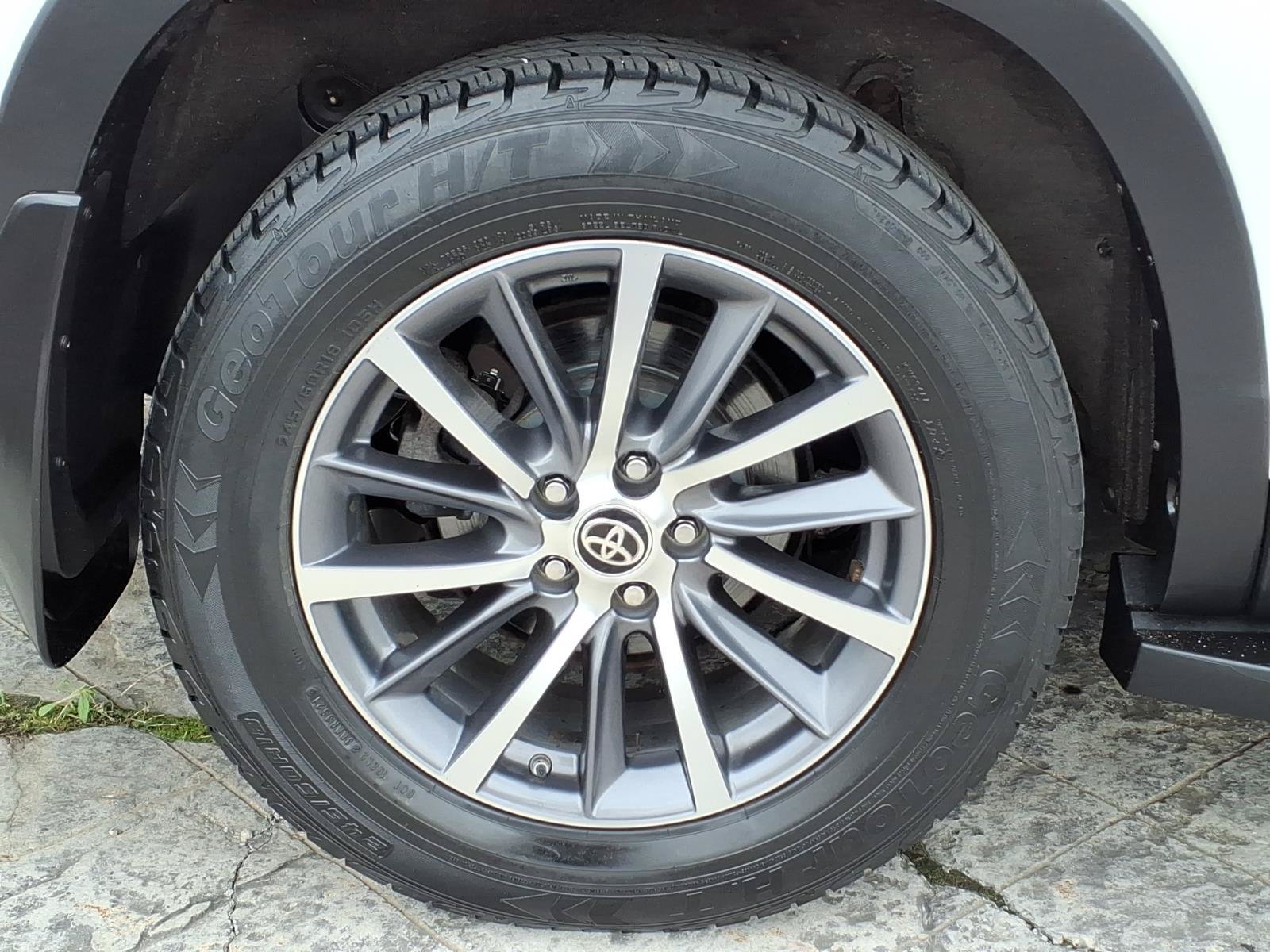 Used 2019 Toyota Highlander XLE AWD/4WD image 6