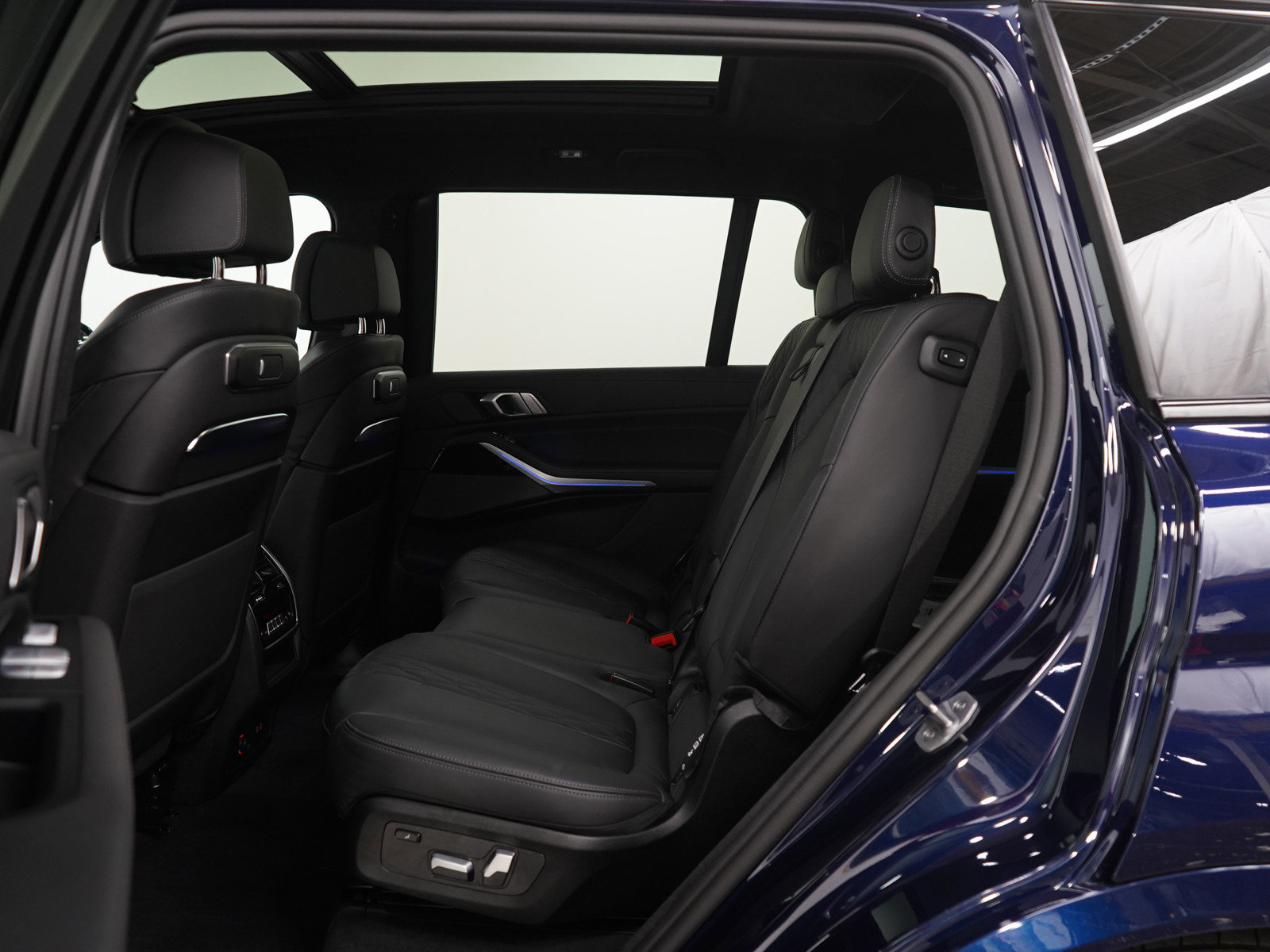 Used 2024 BMW X7 M60i w/ Climate Comfort Package image 22