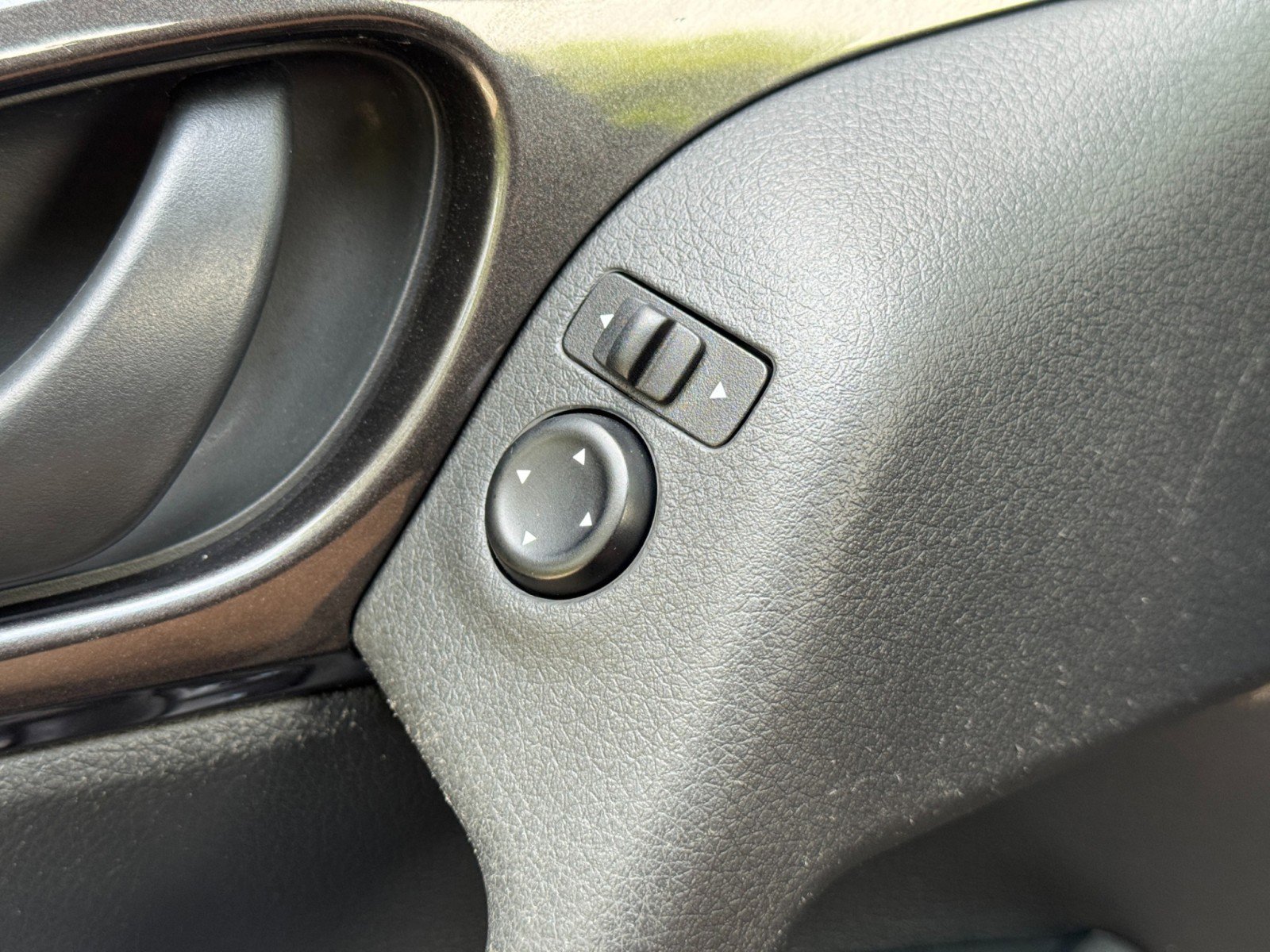 Used 2019 Nissan Rogue S FWD image 17