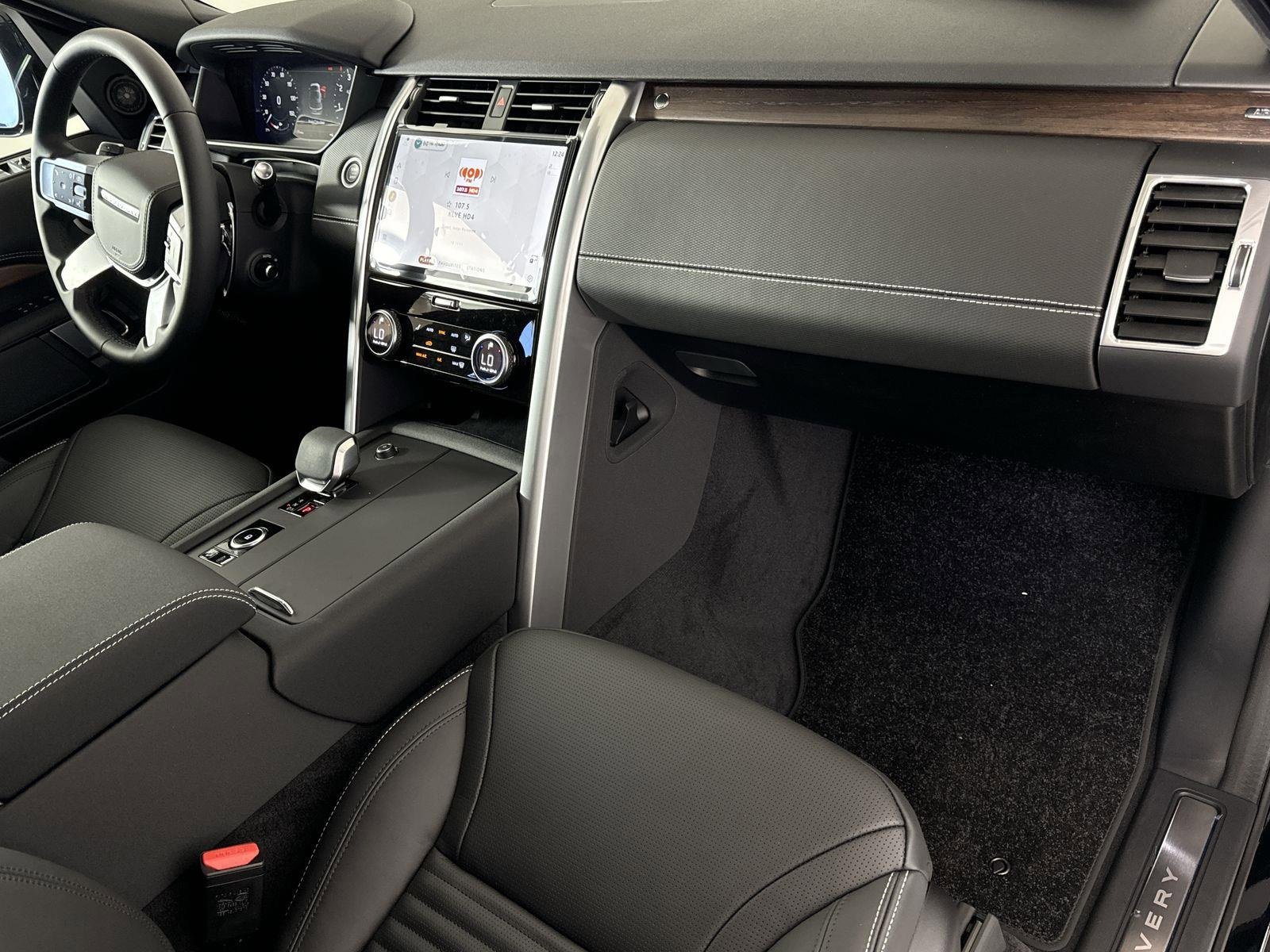 Certified 2025 Land Rover Discovery Dynamic SE image 38