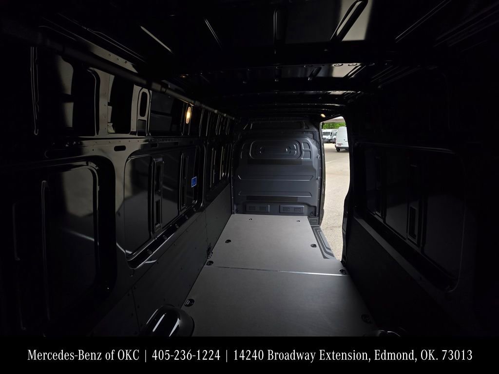Used 2024 Mercedes-Benz eSprinter 170 Cargo image 8