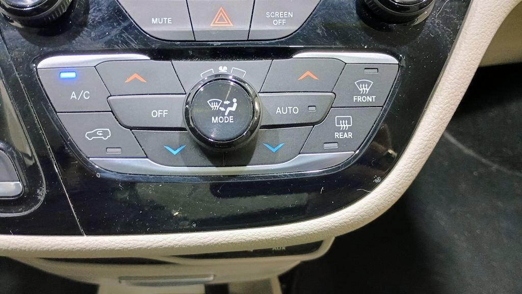 Used 2020 Chrysler Pacifica Limited image 20