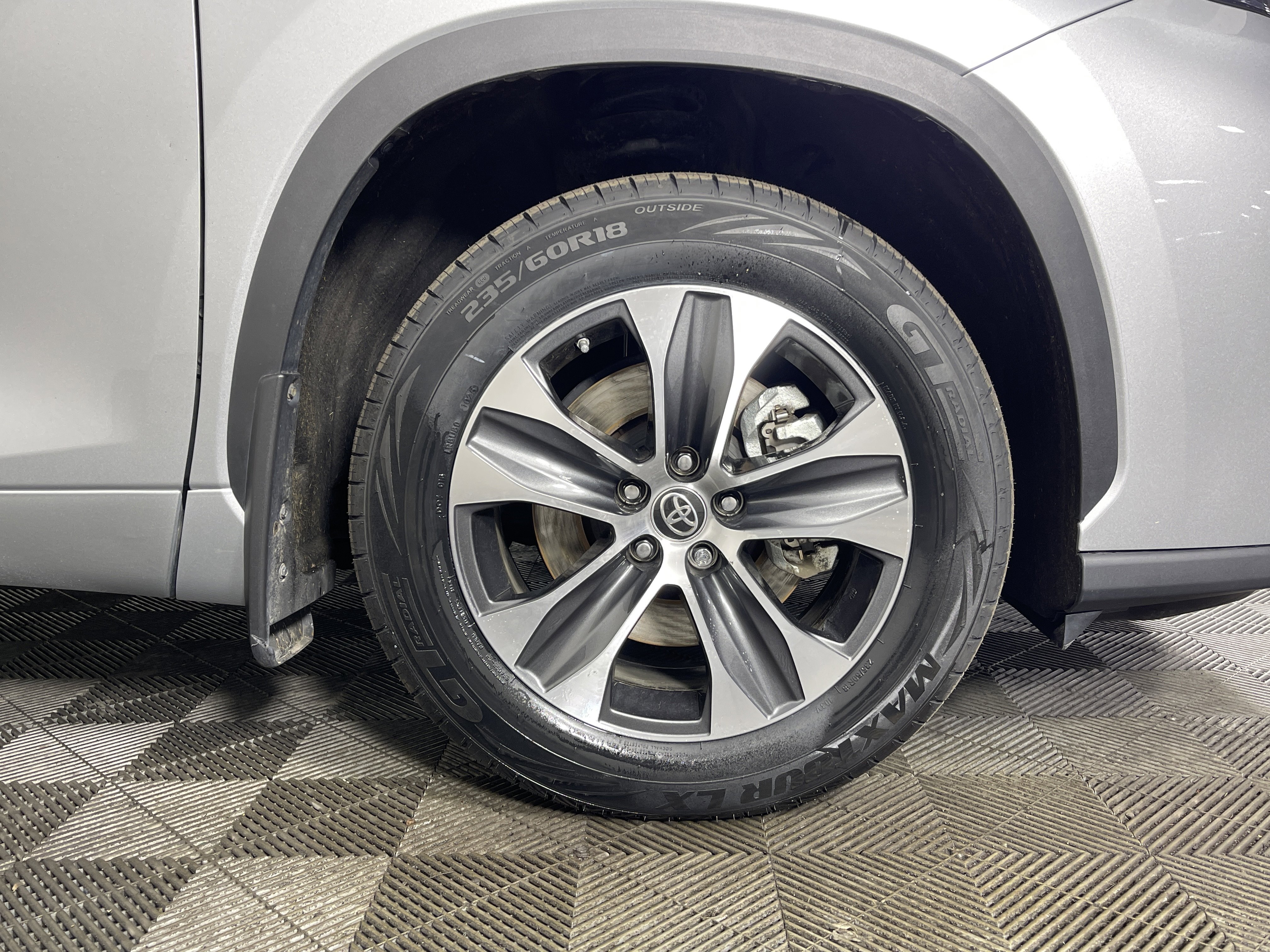 Used 2023 Toyota Highlander XLE image 7