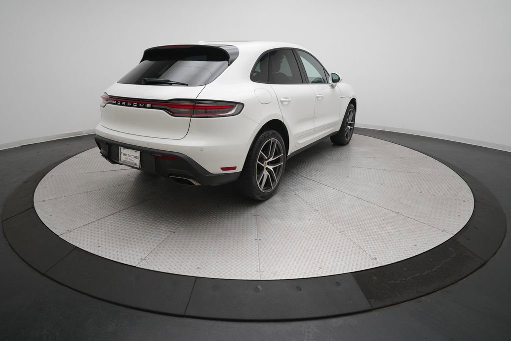 Certified 2023 Porsche Macan image 3