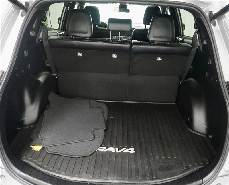 Used 2017 Toyota RAV4 SE image 40