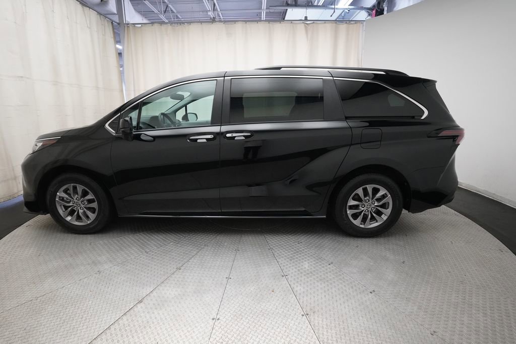 Used 2023 Toyota Sienna XLE FWD image 25