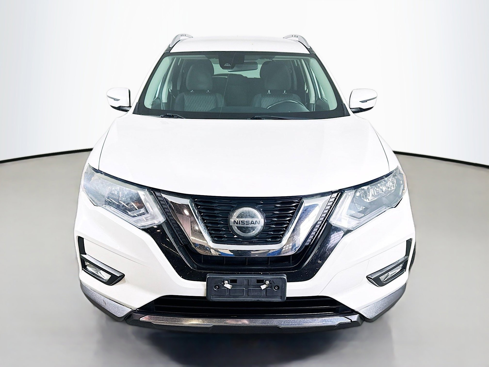 Used 2019 Nissan Rogue SV image 2