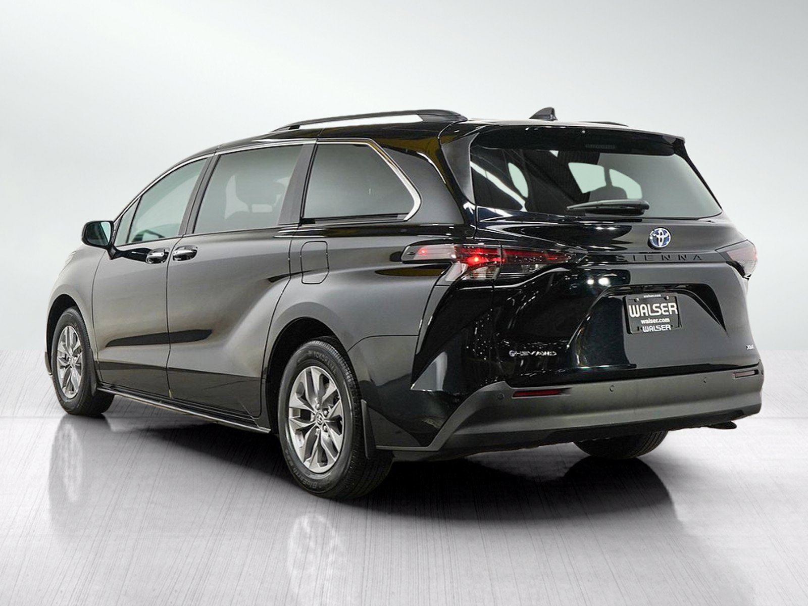 Used 2025 Toyota Sienna XLE w/ XLE Plus Package AWD/4WD image 3