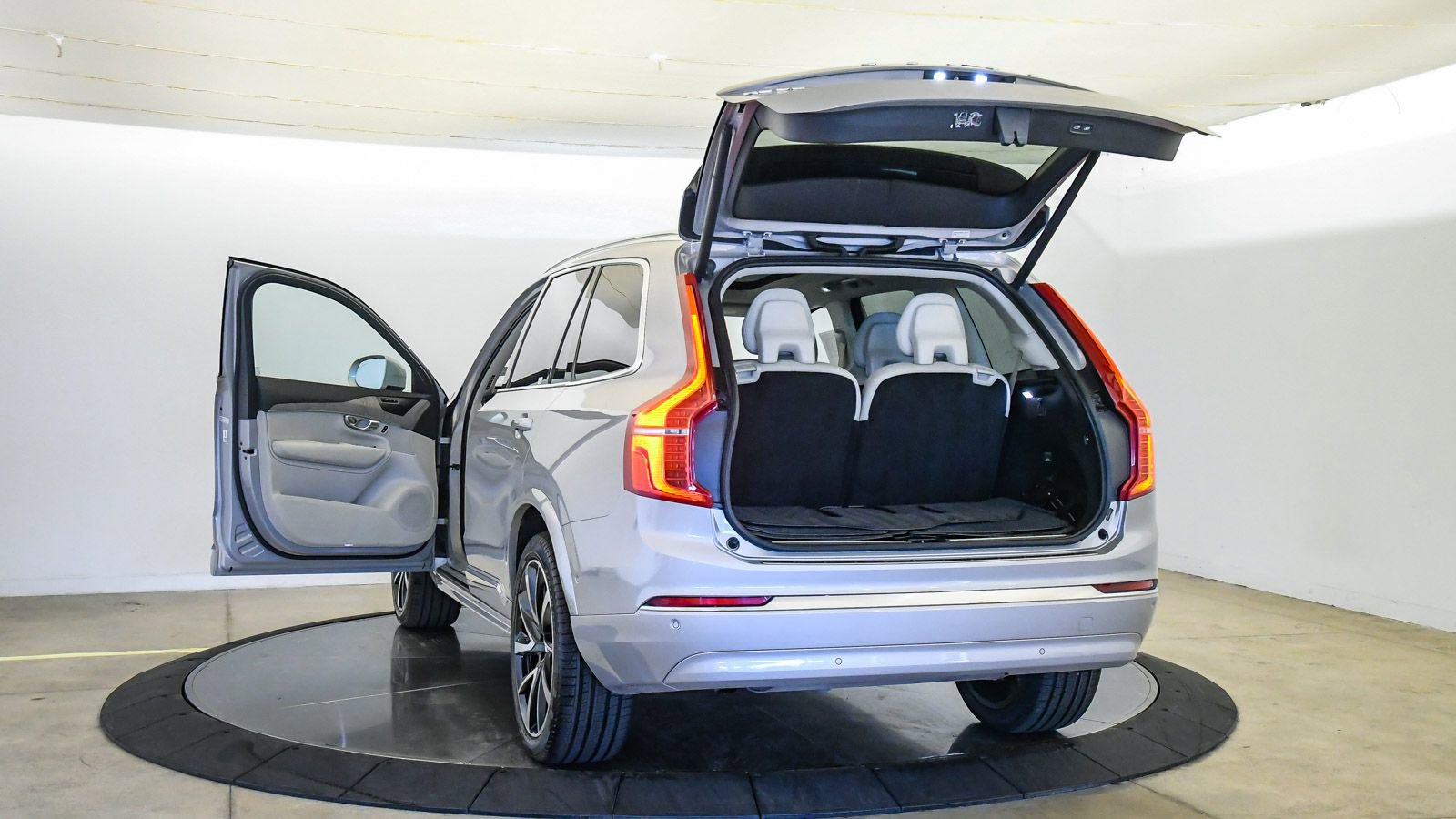 Used 2023 Volvo XC90 B6 Plus w/ Protection Package Premier image 26