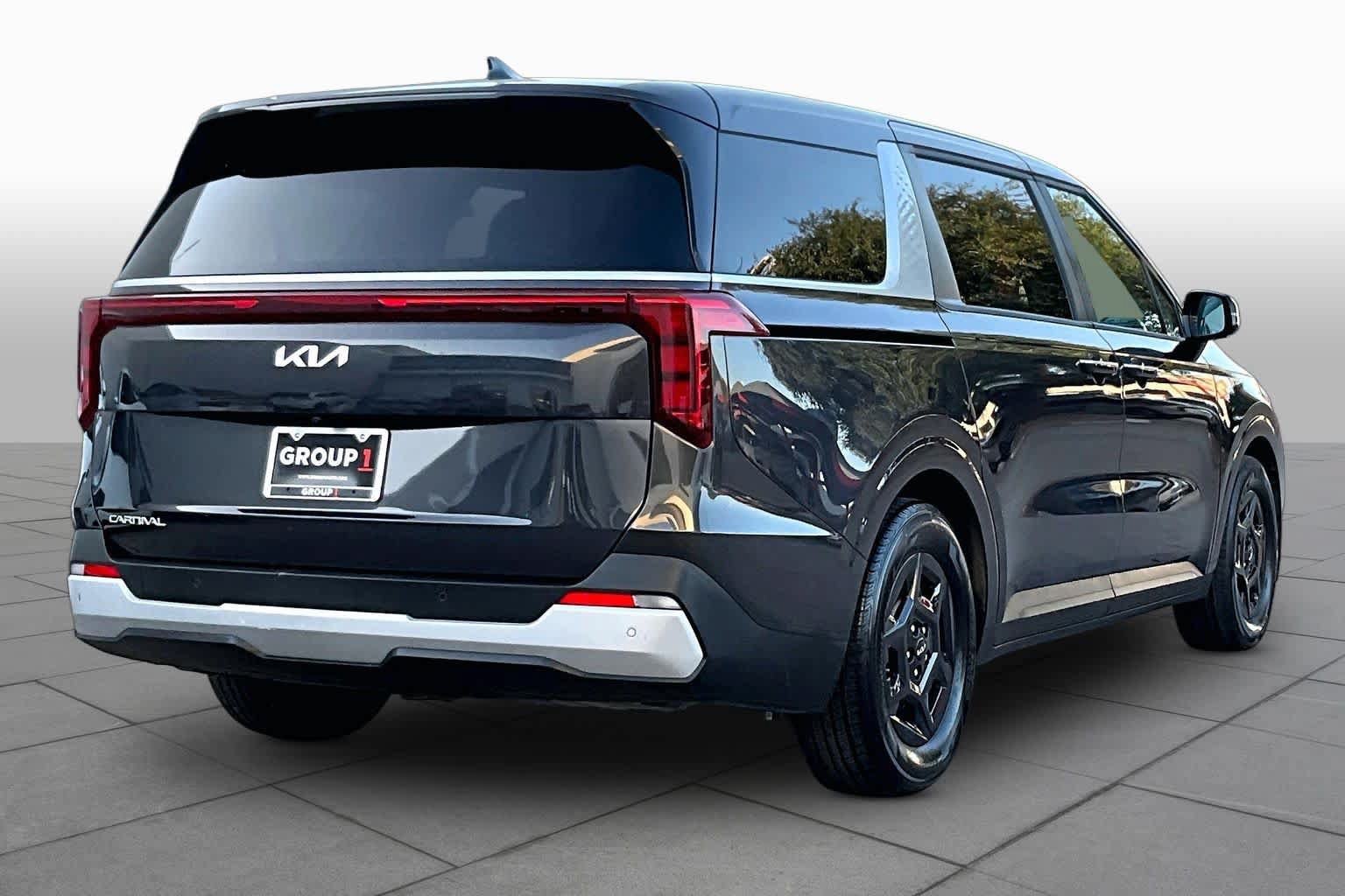 Used 2025 Kia Carnival FWD image 13
