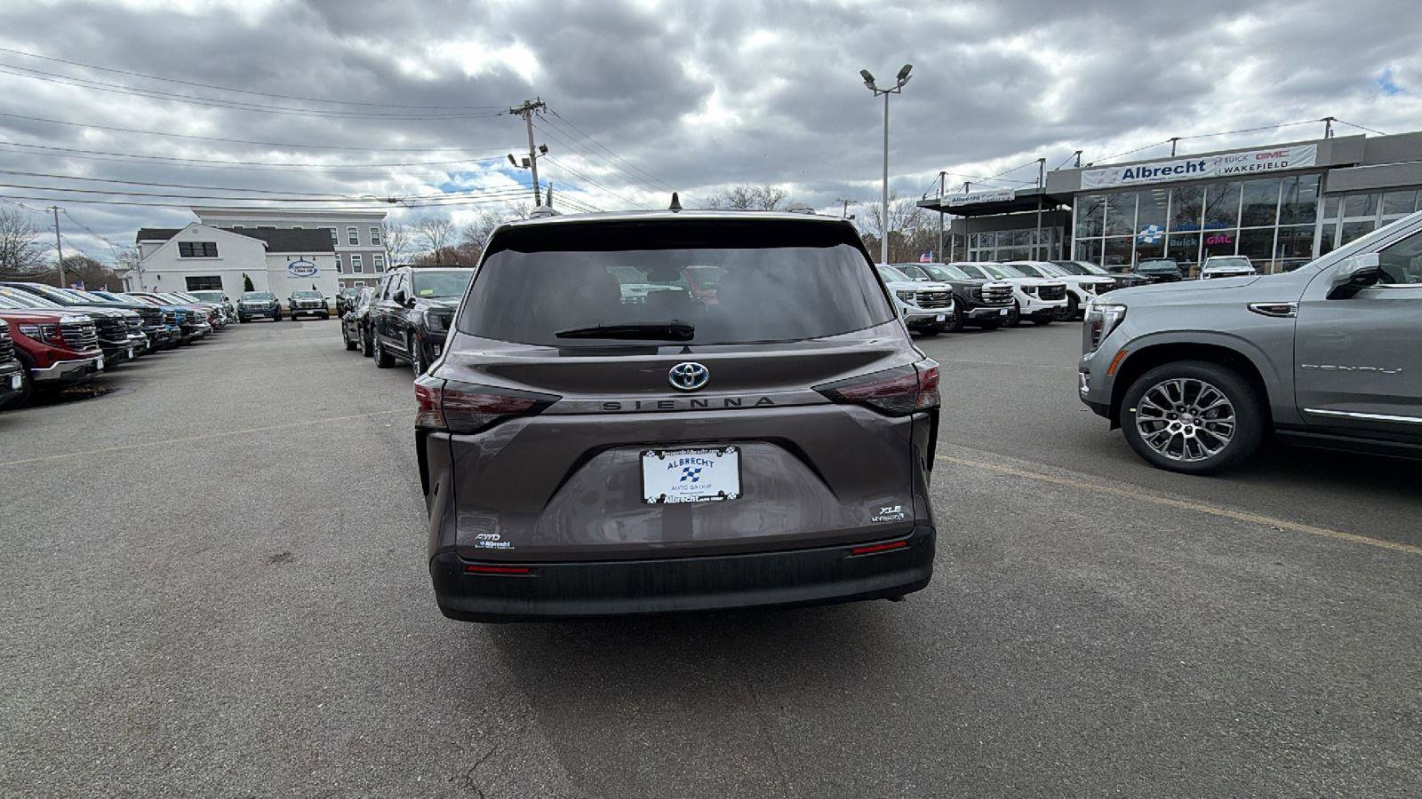 Used 2024 Toyota Sienna XLE w/ XLE Plus Package image 6