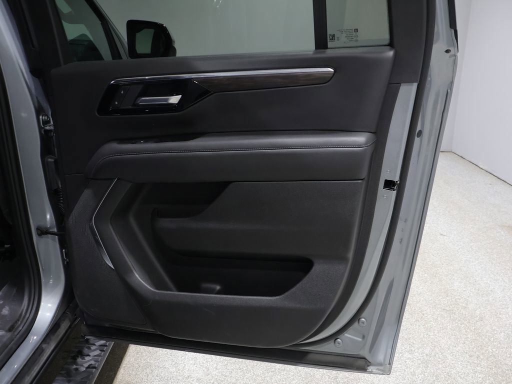 Used 2025 Chevrolet Suburban Z71 image 24