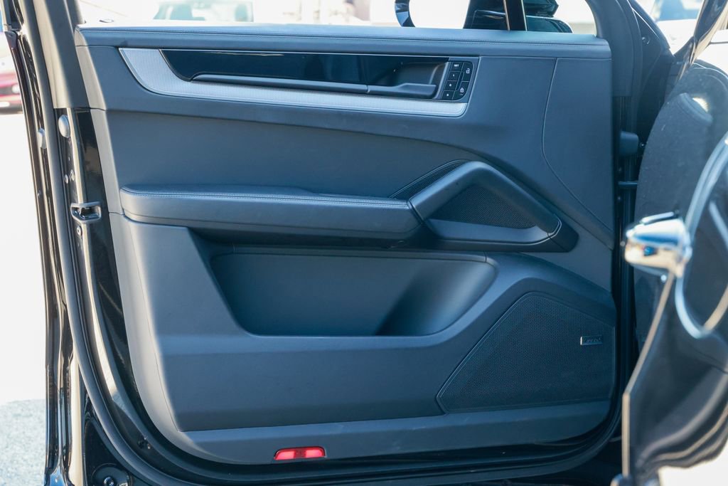 Certified 2025 Porsche Cayenne E-Hybrid Coupe image 25