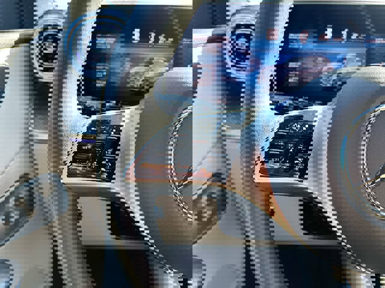 Used 2025 Mercedes-Benz GLC 300 4MATIC image 29