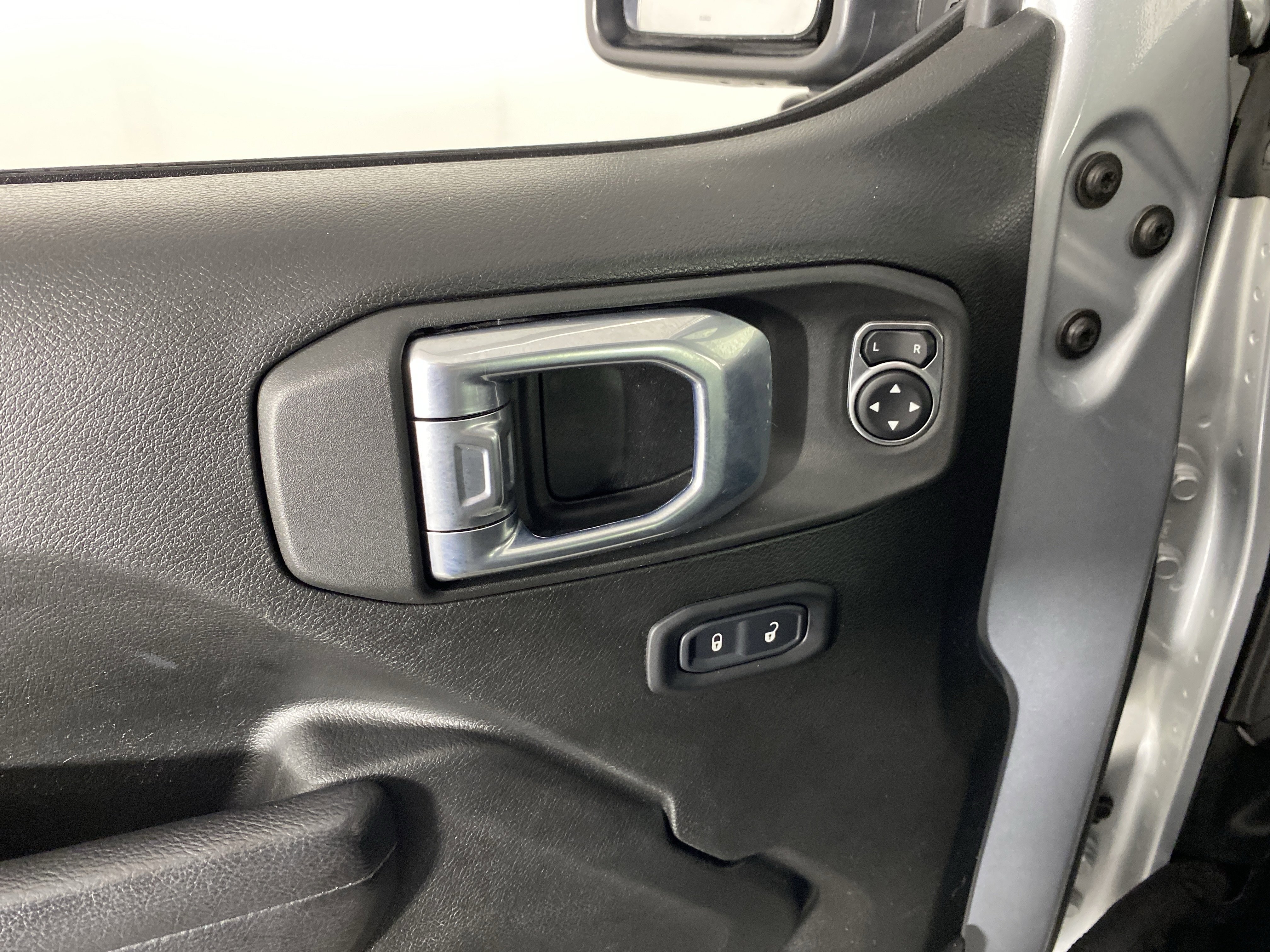 Used 2022 Jeep Gladiator Willys AWD/4WD image 14