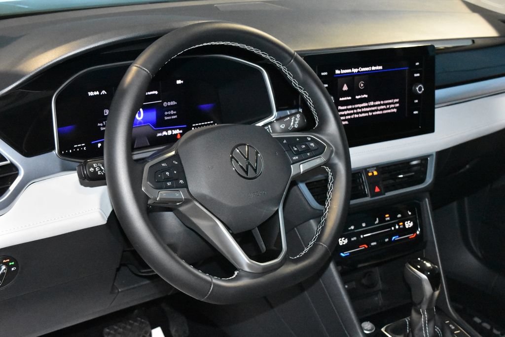 Certified 2025 Volkswagen Taos SE w/ Panoramic Sunroof Package AWD/4WD image 2