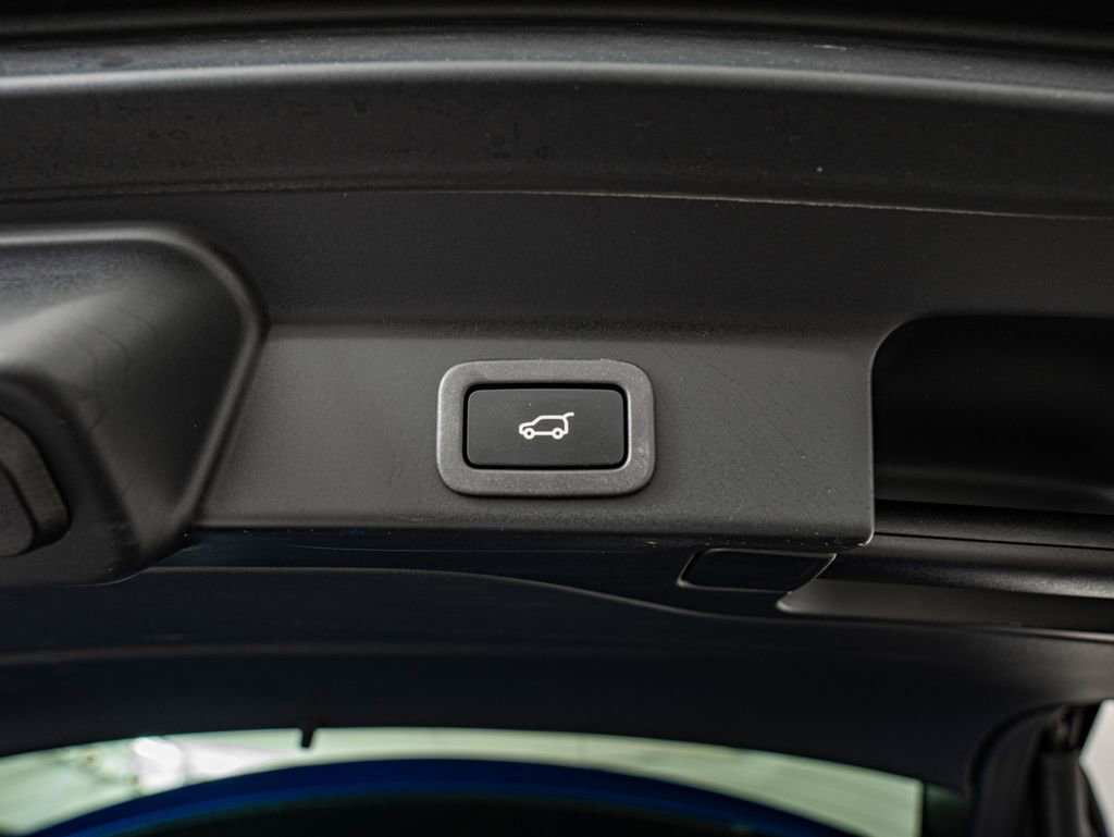 Used 2022 Jaguar F-PACE SVR image 38