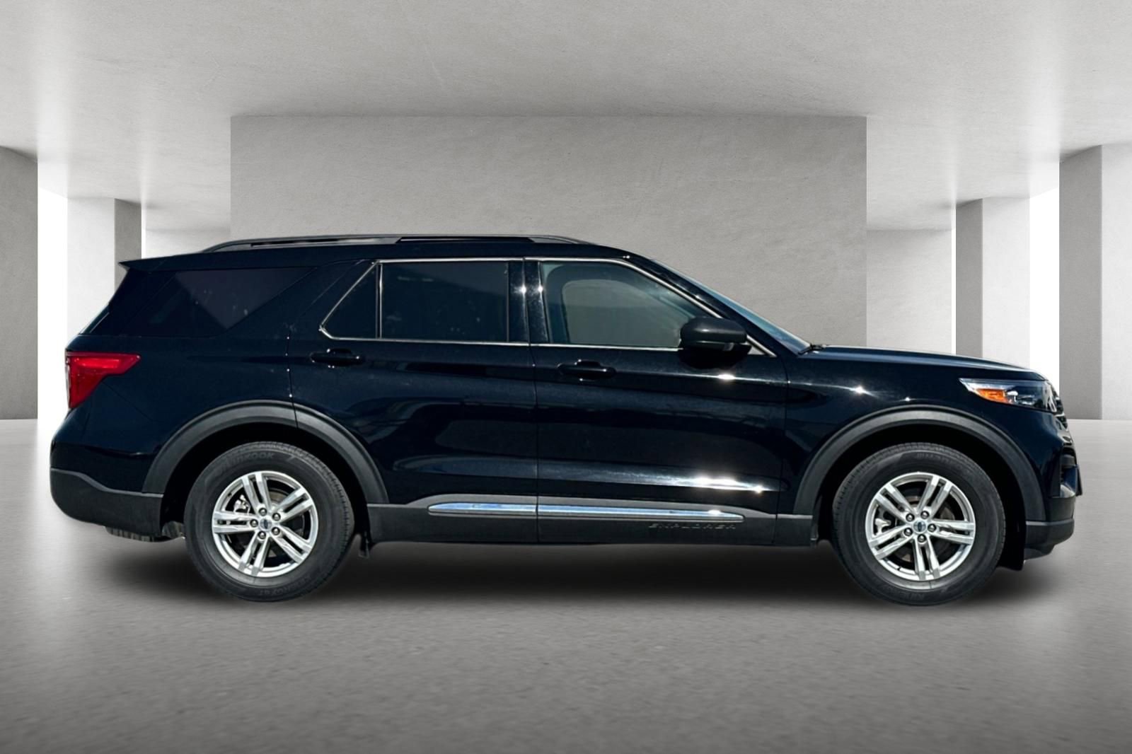 Used 2022 Ford Explorer XLT RWD image 3