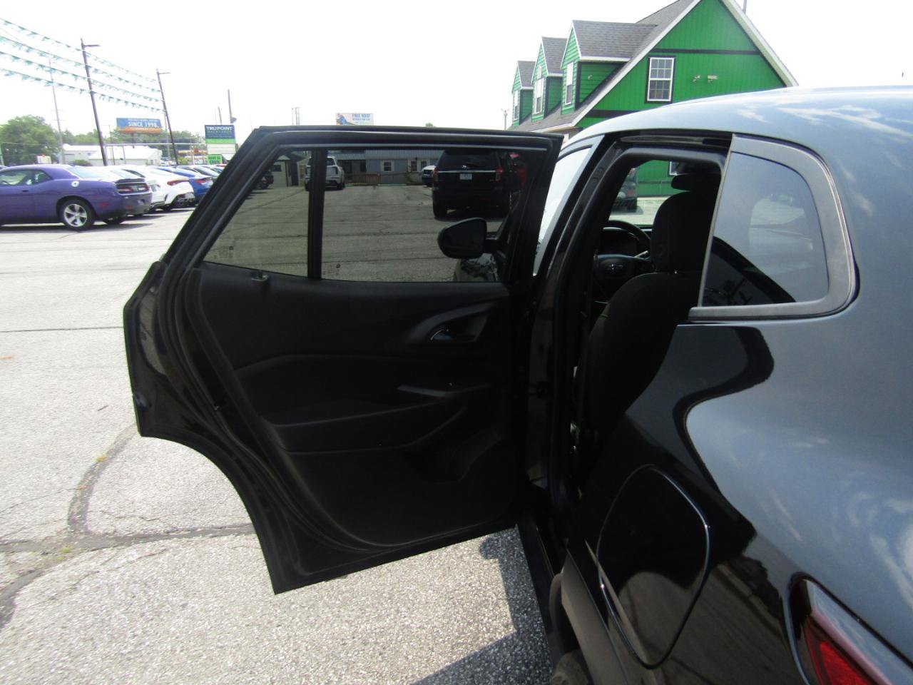 Used 2025 Chevrolet Trax RS FWD image 18