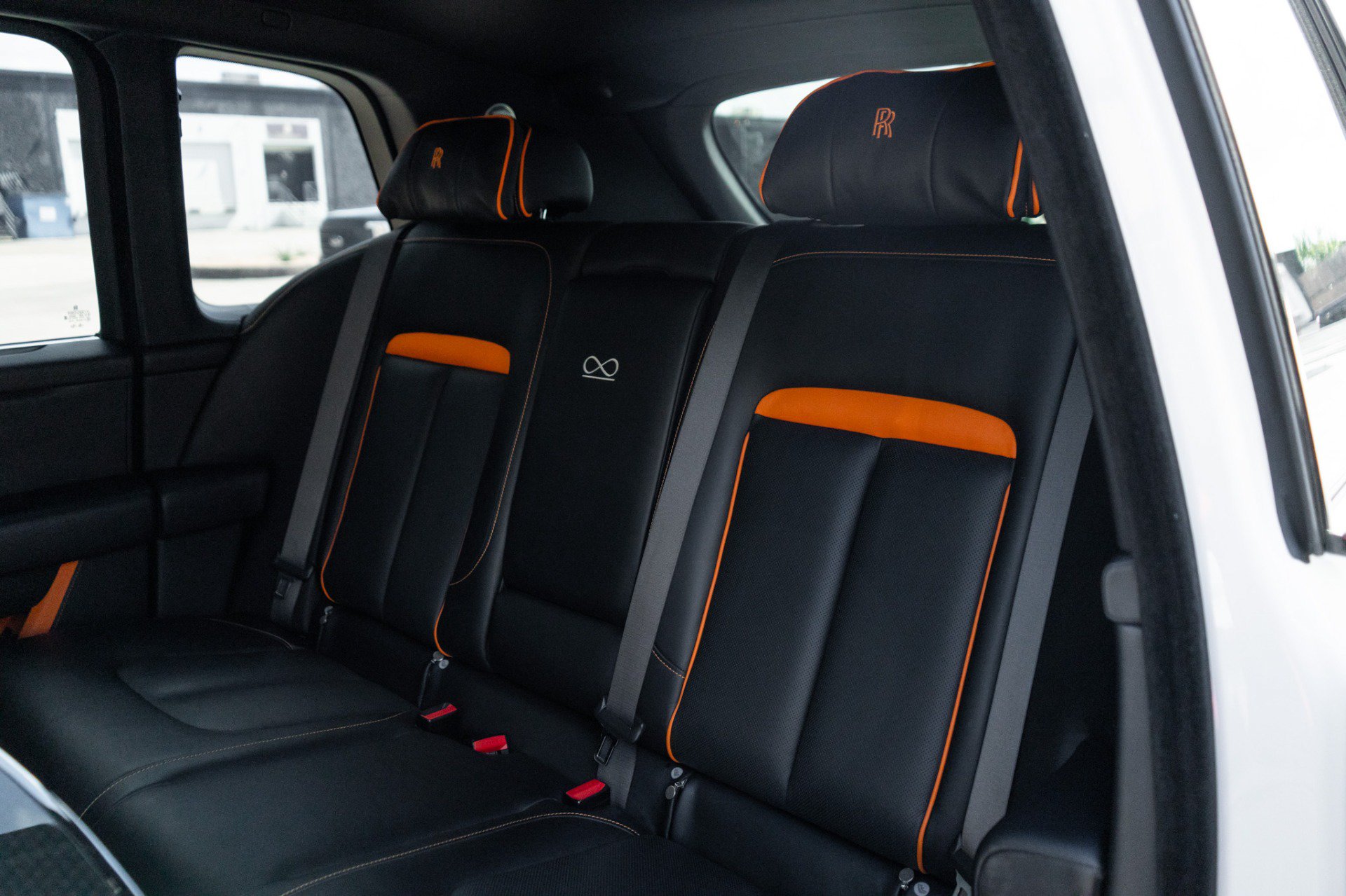 Used 2022 Rolls-Royce Cullinan Black Badge w/ Dark Exterior Package AWD/4WD image 28