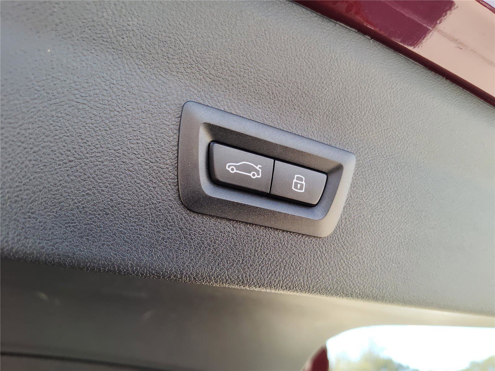 Certified 2025 BMW X4 xDrive30i image 8