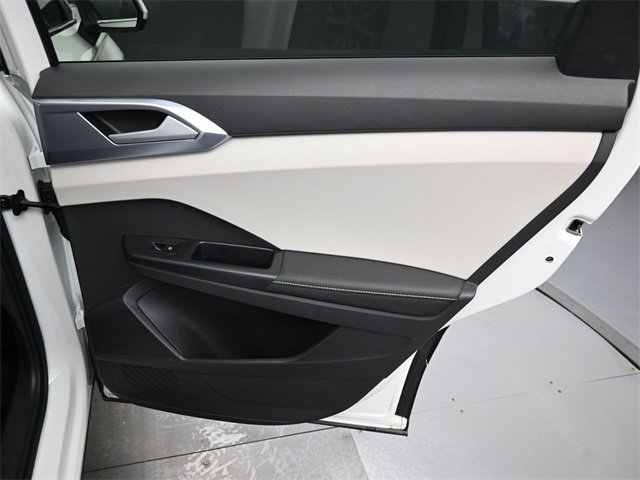 Certified 2025 Volkswagen Taos SE image 31