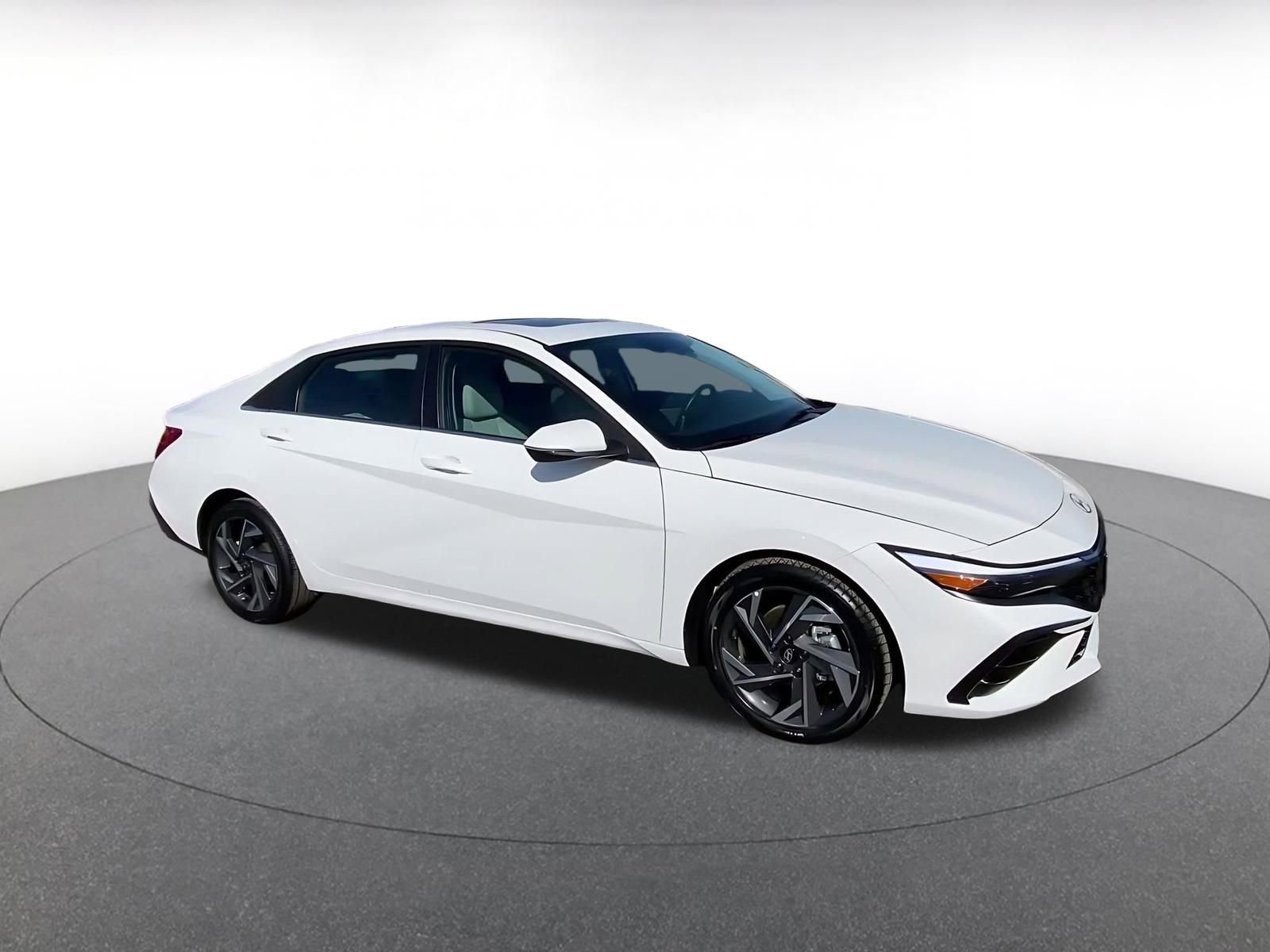 Used 2025 Hyundai Elantra Limited FWD image 2