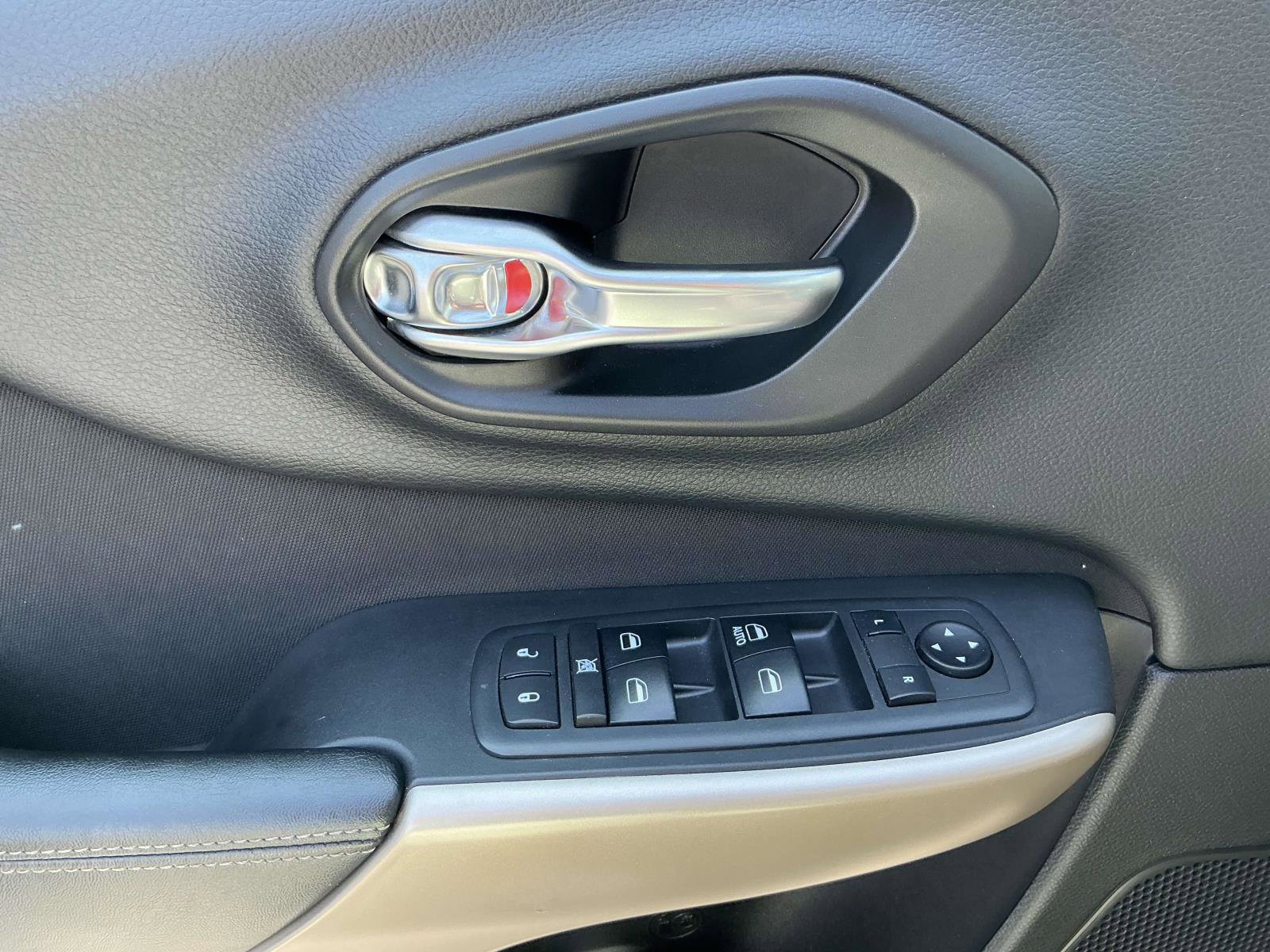 Used 2018 Jeep Cherokee Latitude image 12