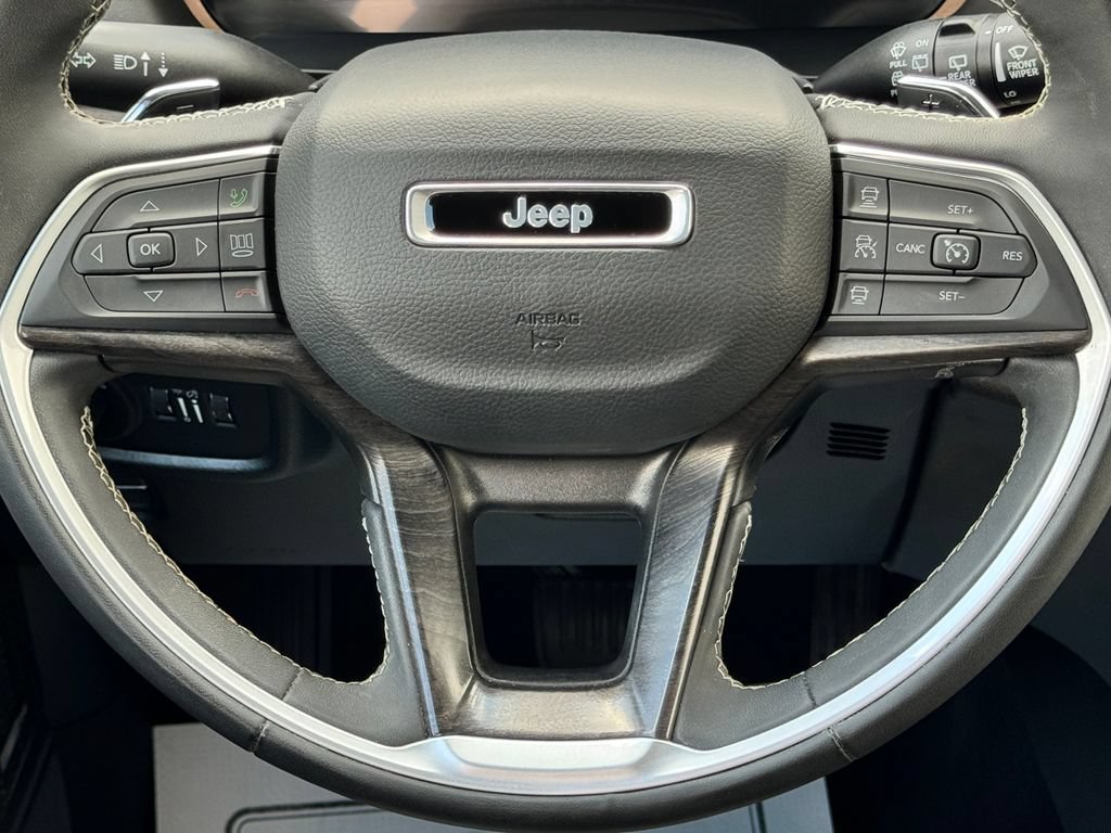Used 2023 Jeep Grand Cherokee L Limited AWD/4WD image 23