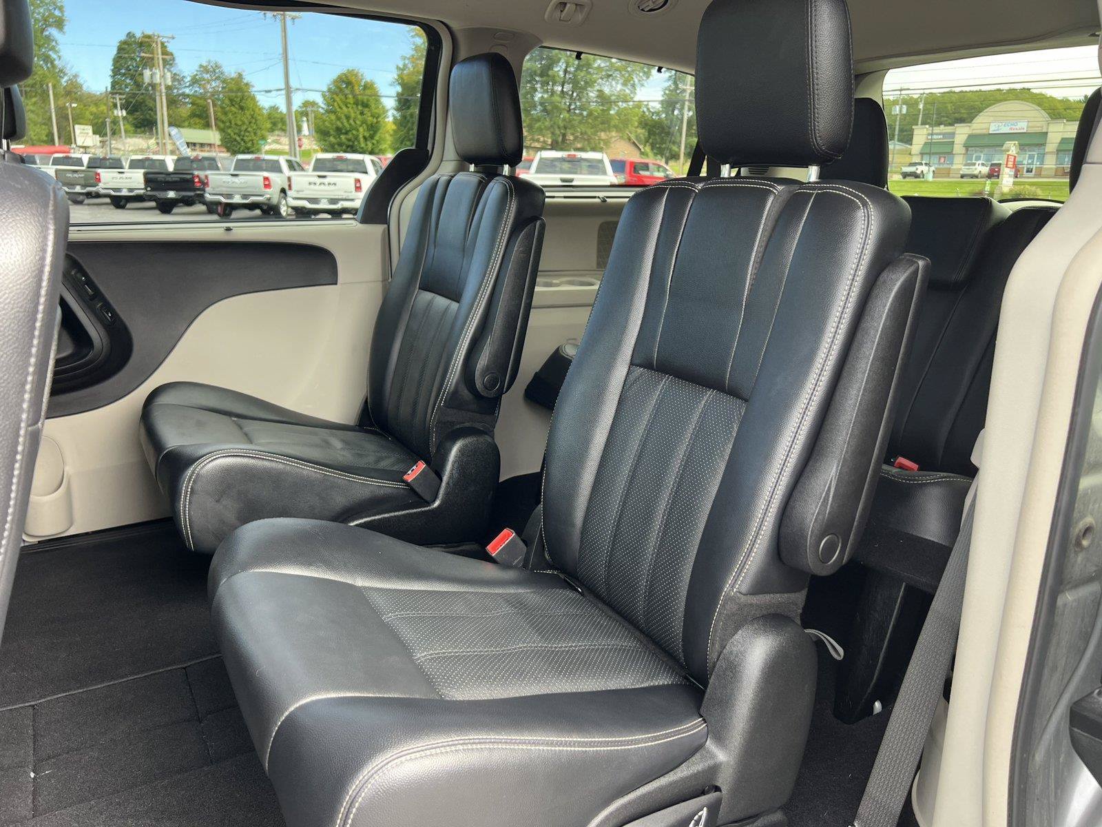 Used 2014 Chrysler Town & Country Touring-L w/ Driver Convenience Group FWD image 4