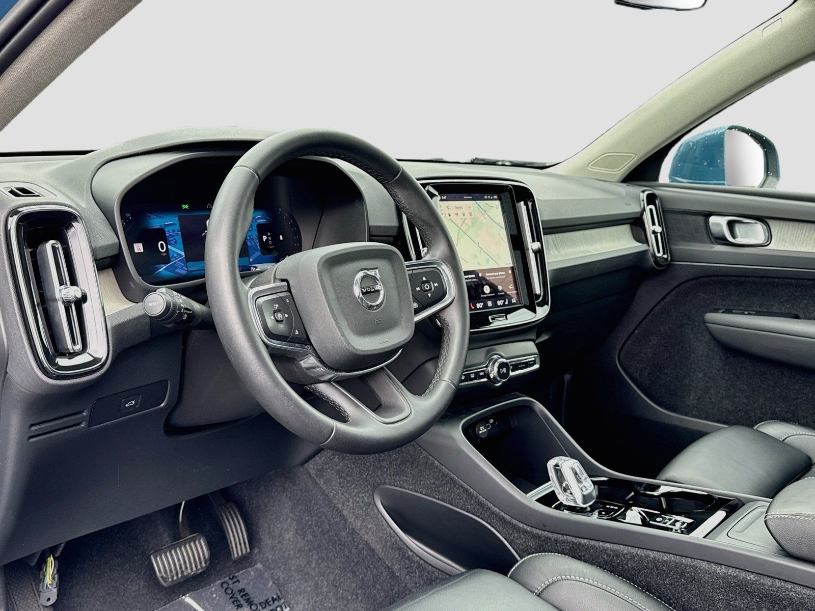 Used 2024 Volvo XC40 B5 Plus AWD/4WD image 9