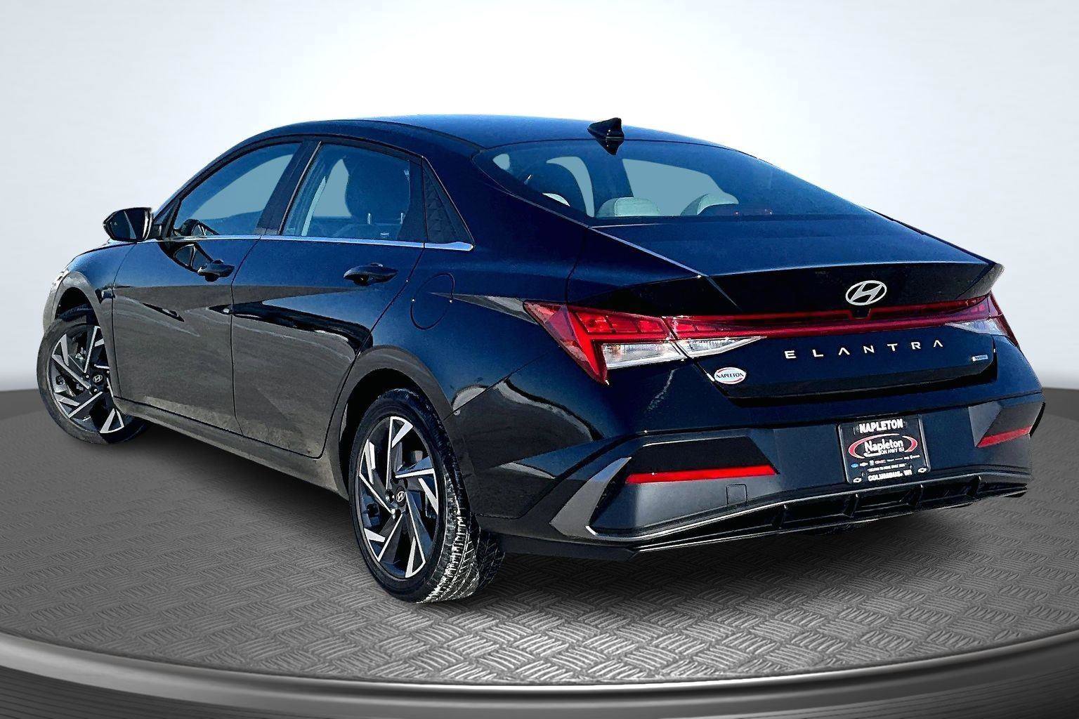 Used 2025 Hyundai Elantra Limited image 14