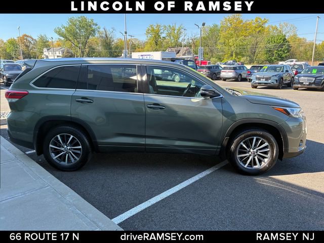 Used 2017 Toyota Highlander XLE w/ Carpet Mat Package AWD/4WD image 8