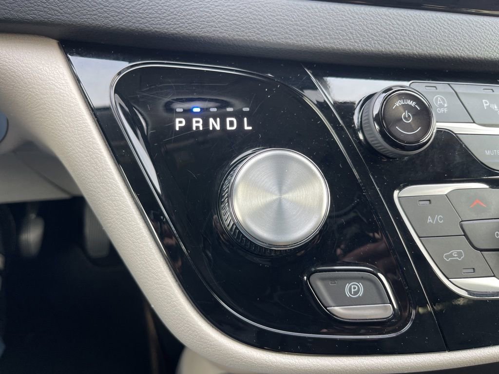 Used 2024 Chrysler Pacifica Touring-L image 17