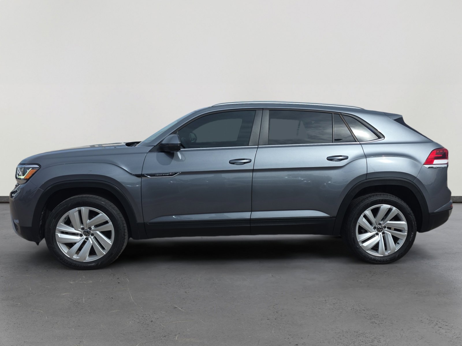 Used 2020 Volkswagen Atlas Cross Sport SE w/ Panoramic Sunroof Package image 2