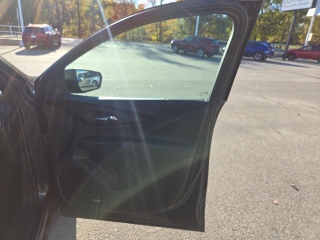 Used 2022 Chevrolet Equinox RS w/ RS Leather Package image 31