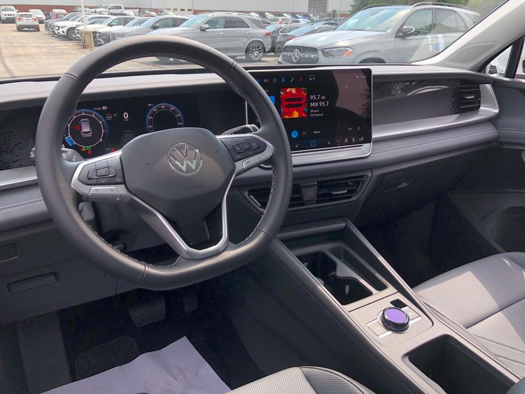 Used 2025 Volkswagen Tiguan SE w/ Panoramic Sunroof Package image 16