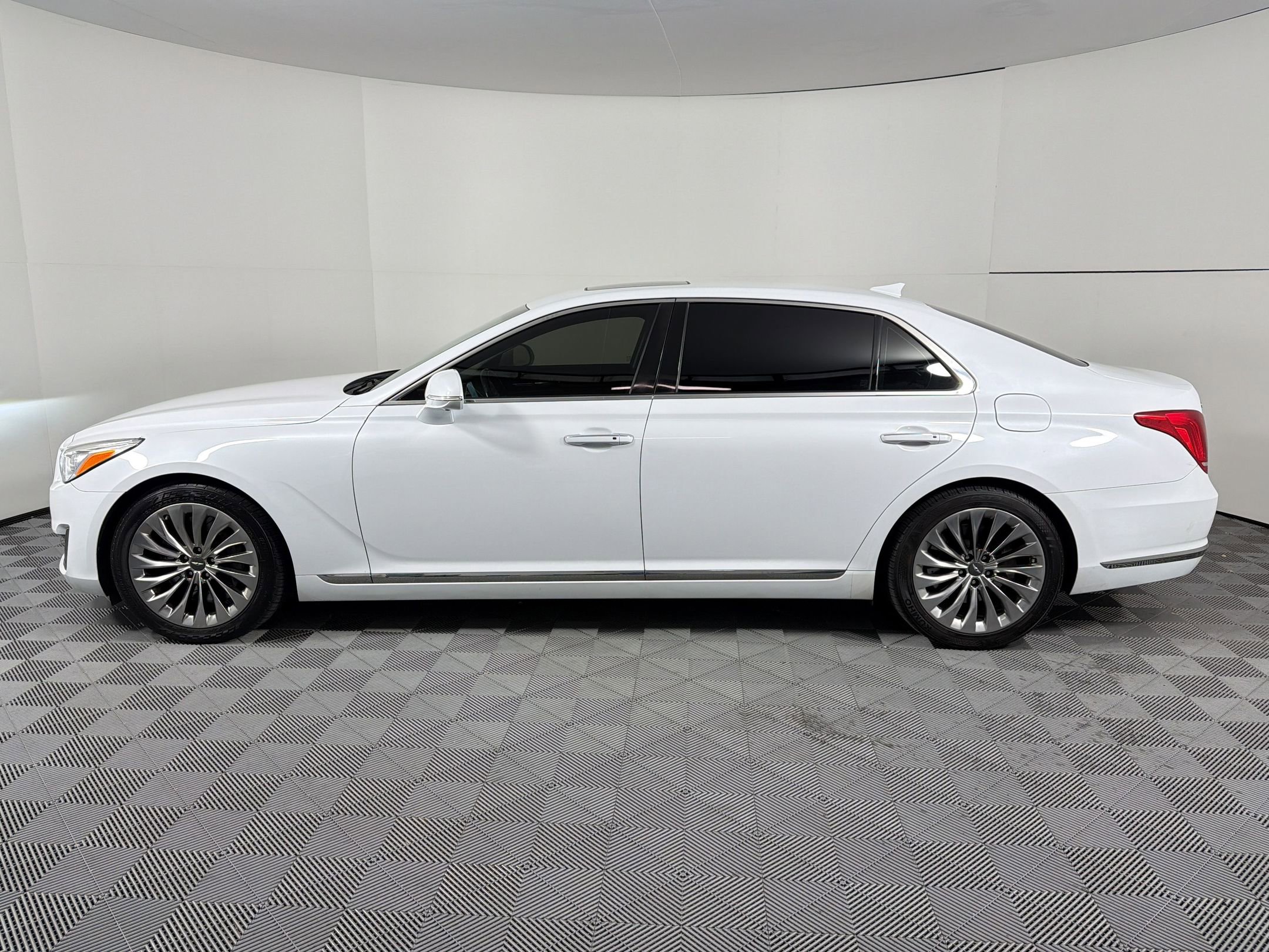 Used 2018 Genesis G90 3.3T Premium RWD image 2