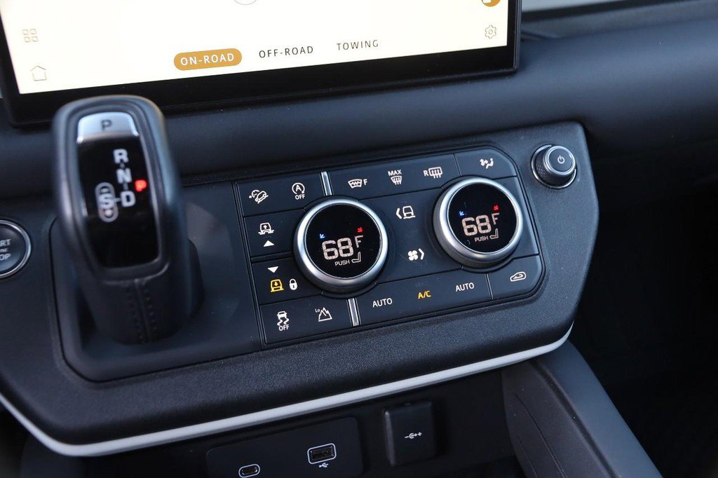 Used 2024 Land Rover Defender 110 SE image 21