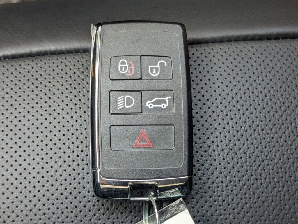 New 2025 Land Rover Range Rover Velar Dynamic SE image 30